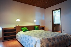 4 chambres, fer et planche à repasser, Wi-Fi, literie fournie