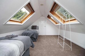 4 bedrooms, iron/ironing board, WiFi, bed sheets - The Lockett: Plympton, Plymouth by STAE-Homes (Plymouth)