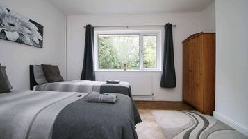 4 bedrooms, iron/ironing board, WiFi, bed sheets