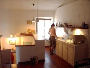 Frigorifero, forno, piano cottura, macchina per tè/caffè