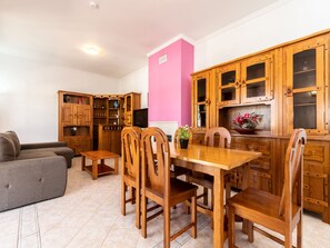 Dining - Squad Green Villa, Pool, Wifi, AC (Guia)