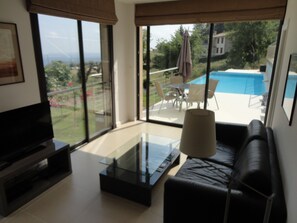 Smart TV, DVD player, stereo - Holiday Guest House, Recent, Infinity pool, sea view,Tourrettes sur Loup/Vence (Tourrettes-Sur-Loup)