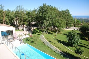 Outdoor pool, a heated pool - Holiday Guest House, Recent, Infinity pool, sea view,Tourrettes sur Loup/Vence (Tourrettes-Sur-Loup)
