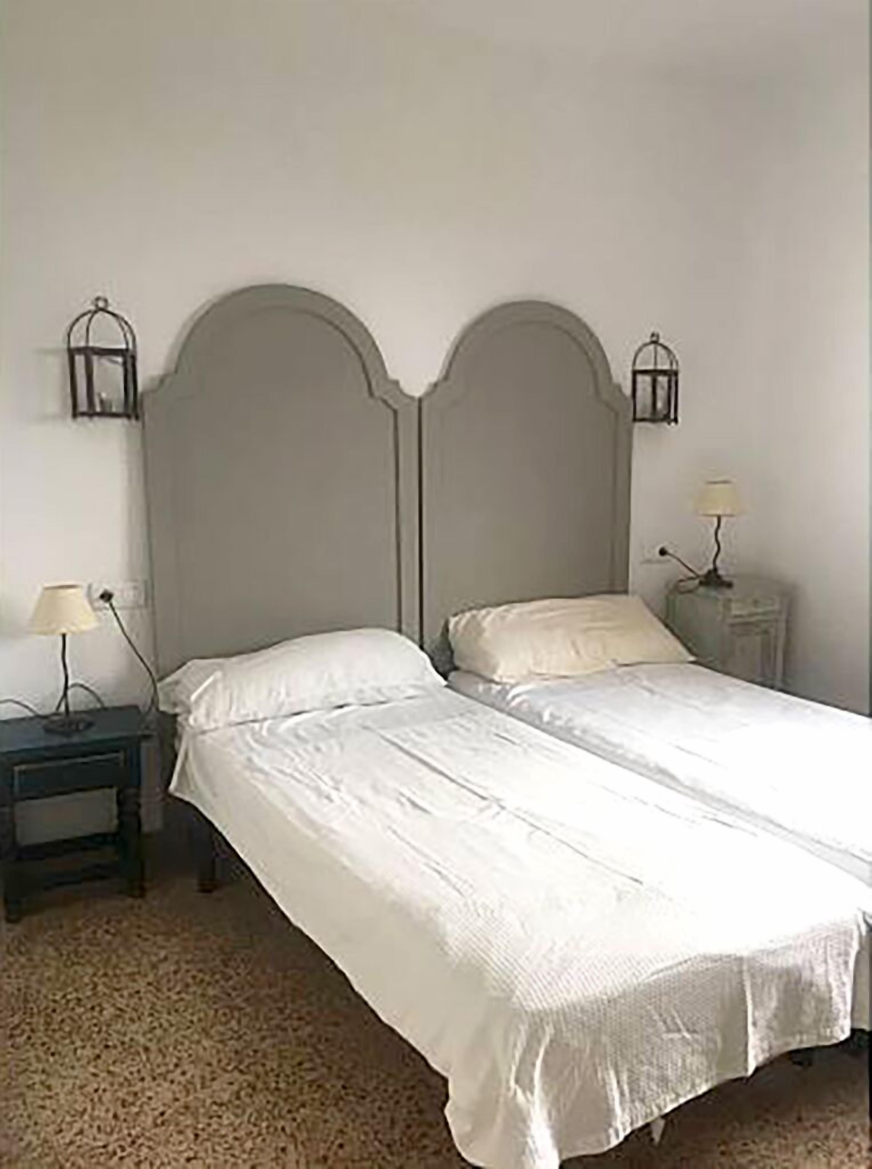 5 slaapkamers, een bureau, een strijkplank/strijkijzer, reisbedje