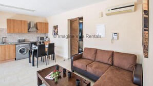 Un apartamento moderno con cocina, comedor y sala de estar.