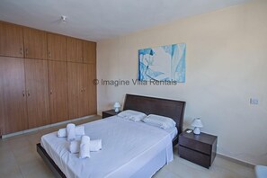 1 soverom, safe på rommet, strykejern/-brett og reiseseng for barn