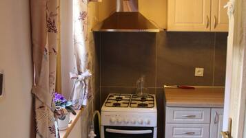 Réfrigérateur, micro-ondes, four, cafetiÚre/bouilloire