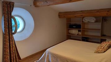 2 bedrooms, iron/ironing board, WiFi