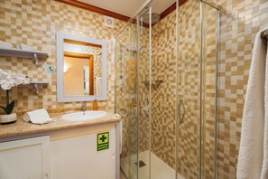 Combined shower/tub, hair dryer, bidet, towels