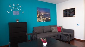 Smart TV, DVD player, books, video library - Casa Latilla (2 independent bedrooms) Historic Center of Naples (Napoli)