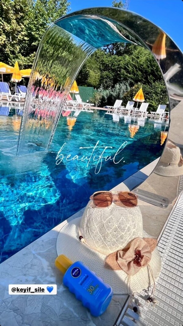 Seasonal outdoor pool, pool umbrellas, pool loungers - Keyif Boutique Hotel & Restaurant (Sile)