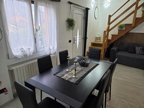 Un espace repas comprenant une table, des chaises et un élément décoratif central.