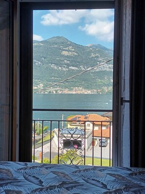 Interior - Beautiful apartment on Lake Como with private garden and lake view (Lezzeno)