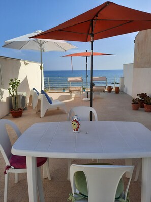 Outdoor dining - Apartment with terrace, on the beach, very quiet location, WiFi, aircon, 5 pers. (Donnalucata)