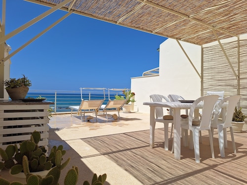 Apartment with terrace, on the beach, very quiet location, WiFi, aircon, 5 pers.