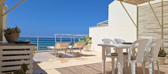 Apartment with terrace, on the beach, very quiet location, WiFi, aircon, 5 pers.
