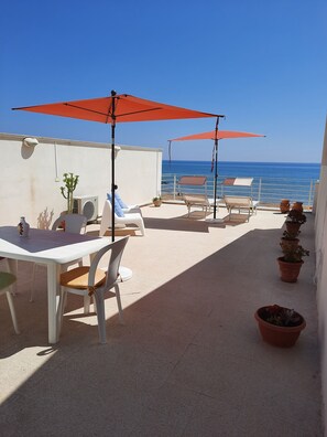 Outdoor dining - Apartment with terrace, on the beach, very quiet location, WiFi, aircon, 5 pers. (Donnalucata)