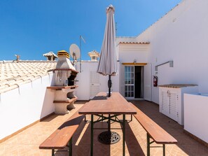 Outdoor dining - Squad Gray Apartment, Pool, Wifi, AC (Guia)