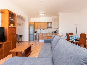 TV, DVD player - Squad Gray Apartment, Pool, Wifi, AC (Guia)