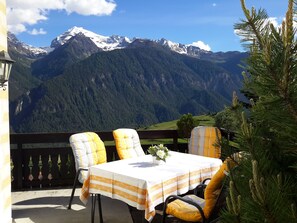 Outdoor dining - Holiday home between Davos + Lenzerheide, 8 people, hiking, cycling, swimming (Albula-Alvra/ Alvaneu Dorf)