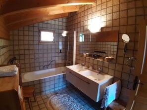 Combined shower/bathtub, hair dryer, towels, soap