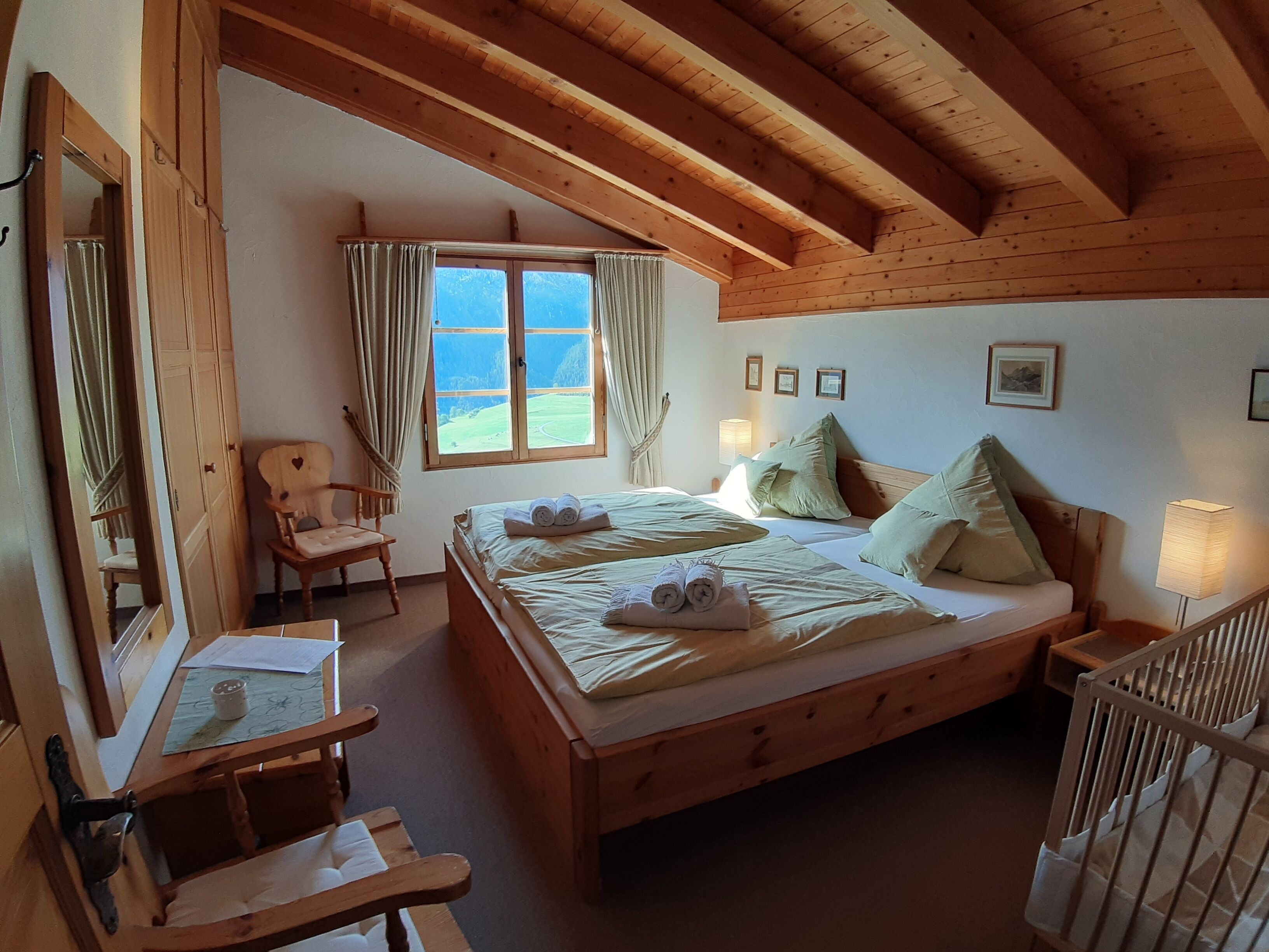 4 室のベッドルーム、アイロン / アイロン台、WiFi (無料)、ベッドシーツ