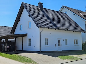A two-story house with a tiled roof, a covered porch, and a paved driveway. - Directly in Winterberg, ski lift carousel 300m, bike park approx. 500m, center 1200m (Winterberg)