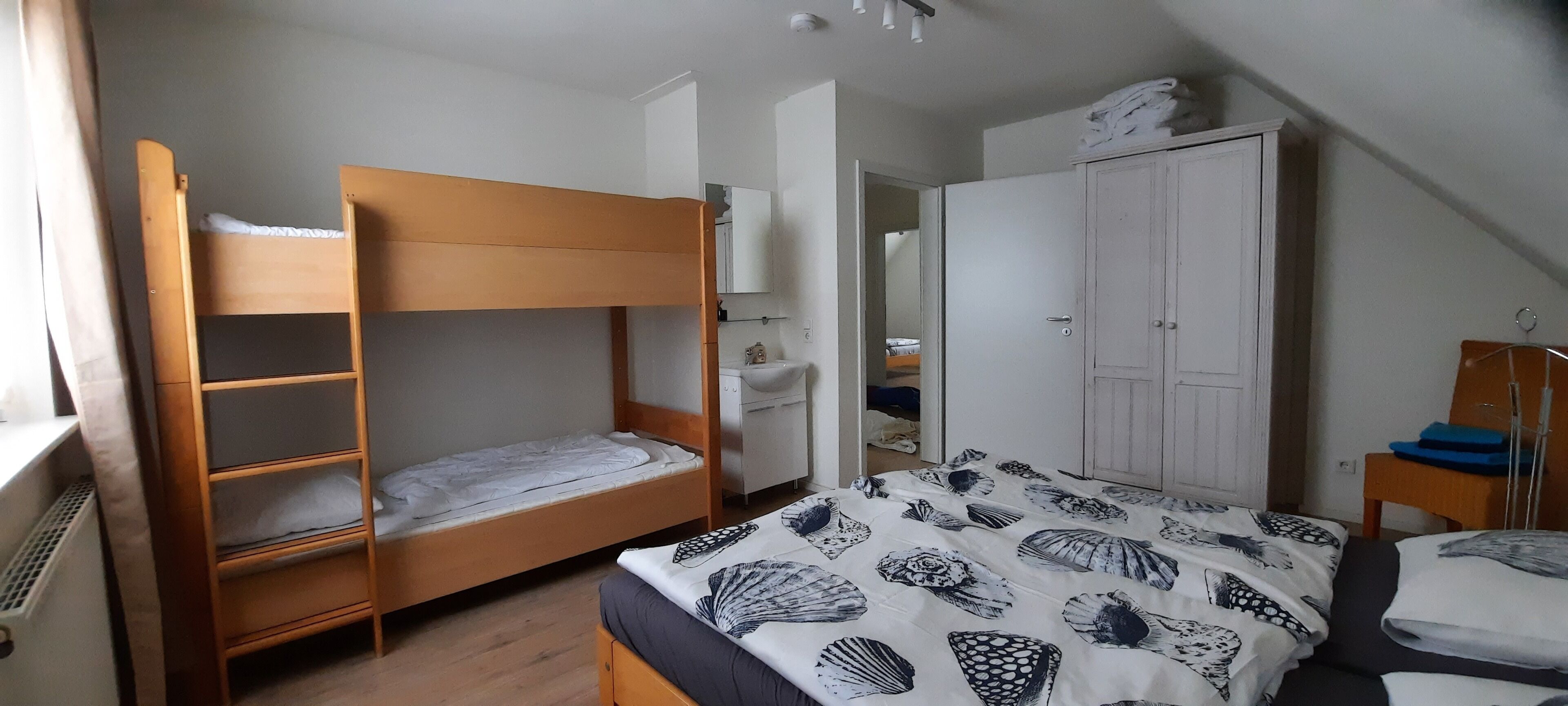 4 bedrooms, iron/ironing board, free WiFi, bed sheets