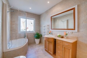 Bathtub, hair dryer, towels - House in Alcudia Adelfa  near the beach (Puerto de Alcudia)
