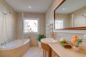 Baignoire, sèche-cheveux, serviettes fournies