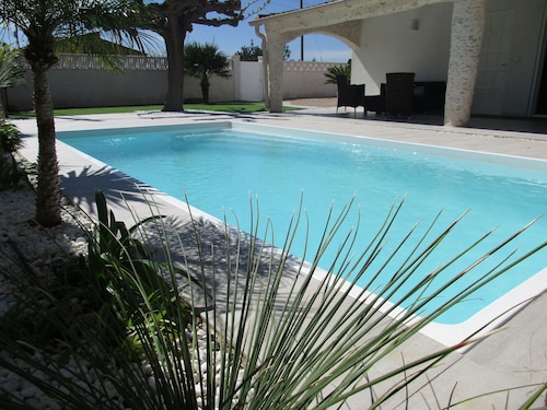“Ampolla Villa”, 5 min away from the beach, 500 sqm garden, 9 persons