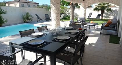 “Ampolla Villa”, 5 min away from the beach, 500 sqm garden, 9 persons