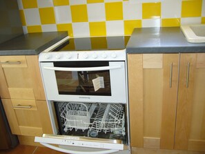 KĂŒhlschrank, Mikrowelle, Ofen, Herdplatte