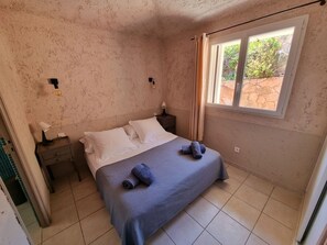 3 slaapkamers, een strijkplank/strijkijzer, reisbedje, gratis wifi