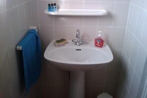 Douche, séchoir à cheveux, serviettes fournies, savon