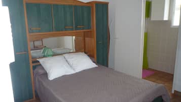 1 habitación, tabla de planchar con plancha, cuna de viaje y wifi