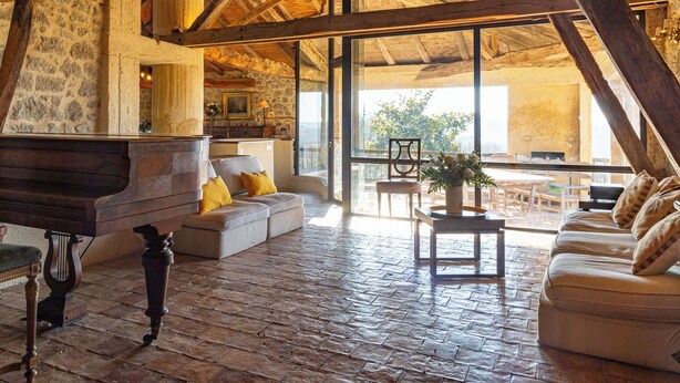 Smart TV, chimenea, reproductor de DVD y futbolito 