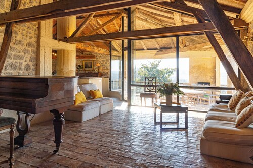Charming house 22p with swimming pool, tennis court, pétanque, playground & view
