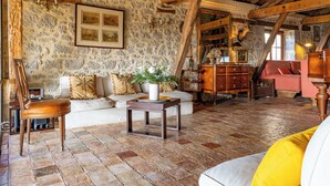 Smart TV, chimenea, reproductor de DVD y futbolito 