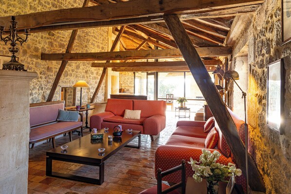 Älytelevisio, takka, DVD-soitin, pöytäjalkapallopöytä