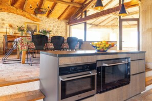 Frigorifero, microonde, forno, piano cottura