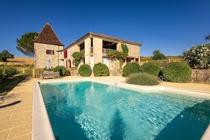 Outdoor pool - Charming house 22p with swimming pool, tennis court, pétanque, playground & view (Francescas)
