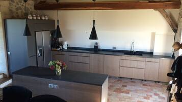 Køleskab, mikrobølgeovn, ovn, kogeplade