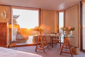 9 makuuhuonetta, työpöytä, silitysrauta/-lauta, vauvan matkasänky