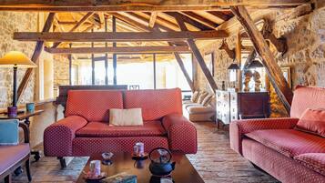 Una Smart TV, una chimenea, un reproductor de DVD, un futbolín