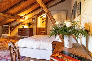 9 habitaciones, escritorio y tabla de planchar con plancha