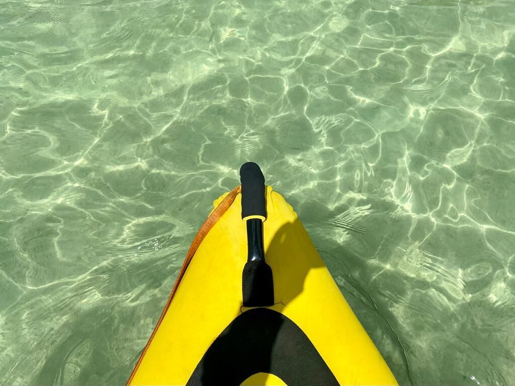 Un kayak sur une eau claire.
