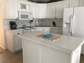 Kylskåp, mikrovågsugn, ugn och spishäll