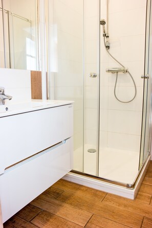 Ducha, secador de pelo, toallas