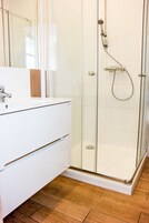 Standard apartman | Fürdőszoba | Zuhanyzó, hajszárító és törölközők